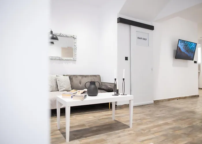 Homes 1 & 2 - Cozy Urban In The Heart Of *